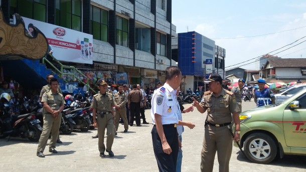 Dishub Bandar Lampung dan Satpol PP melakukan sidak ke Pasar Tugu terkait masalah parkir | Nizar/jejamo.com