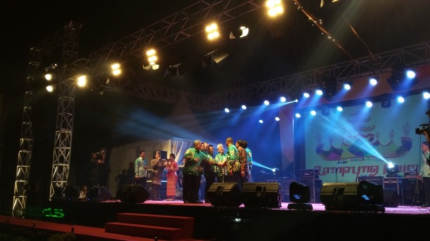 Gubernur Lampung menekan tombol sirine tanda dibukanya Lampung Fair 2015 | Nizar/jejamo.com
