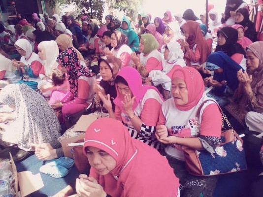 Hadirin kegiatan doa bersama di Kelurahan Enggal, Bandar Lampung, Rabu, 7/10/2015 | Robby/jejamo.com