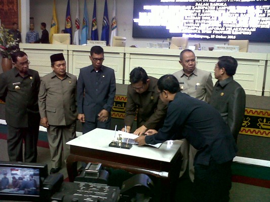 Wakil Gubernur Lampung Bachtiar Basri, menandatangani pemekaran Kabupaten Lampung Tengah, Senin (19/10/2015). | Widya/Jejamo.com