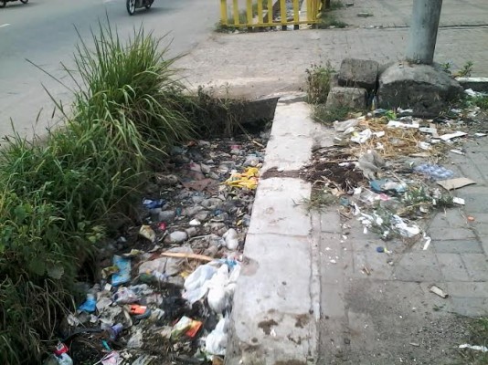 Drainase di Jalan Ki Maja, Bandar Lampung, dipenuhi sampah. Foto diambil Jumat, 9/10/2015 | Widya/jejamo.com