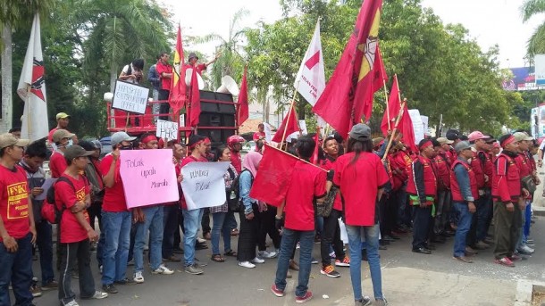 PPRL demo di depan Kantor Pemkot Metro, Kamis, 15/10/2015 | Nizar/jejamo.com
