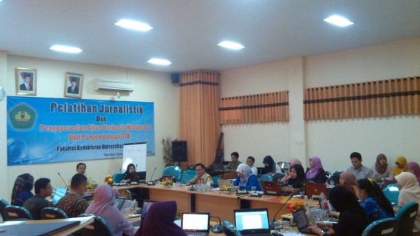Sejumlah dosen, staf, dan mahasiswa Fakultas Kedokteran Universitas Lampung mengikuti pelatihan jurnalistikdi kampus setempat, Kamis, 8/10/2015. | Ist