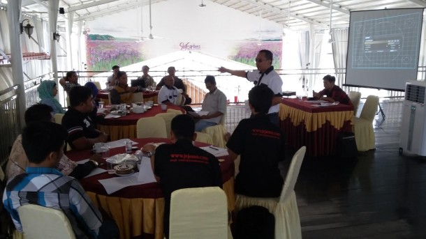 Portal Berita Lampung Jejamo.com gelar pelatihan internal di Sky Garden Cafe, Metro, Sabtu, 10/10/2015 | Nizar/jejamo.com
