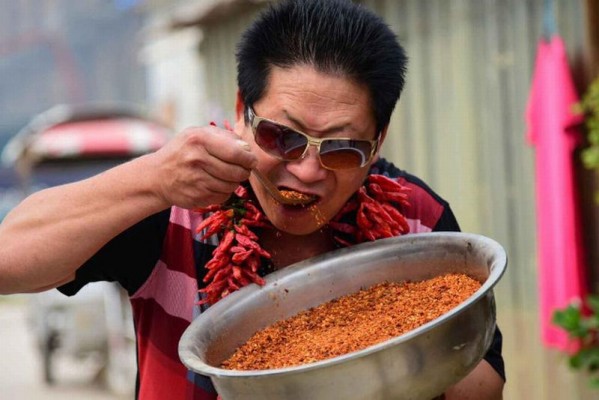 Li Yongzhi  kecanduan makan cabai | Shangaiist