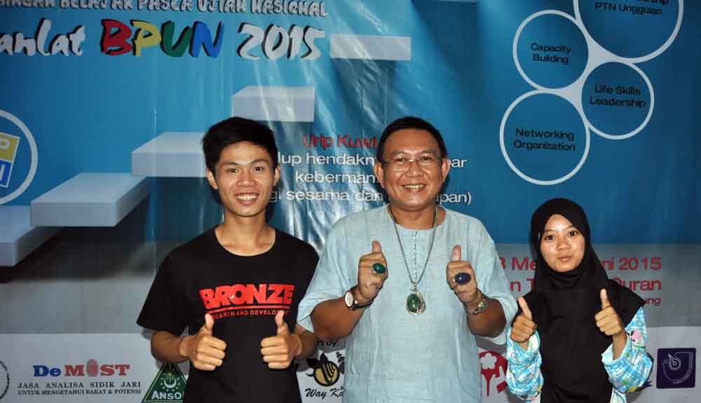 Lastri (kanan), salah satu pelajar Kabupaten Waykanan yang berhasil menembus SBMPTN melalui program Sanlat BPUN. | Ist.