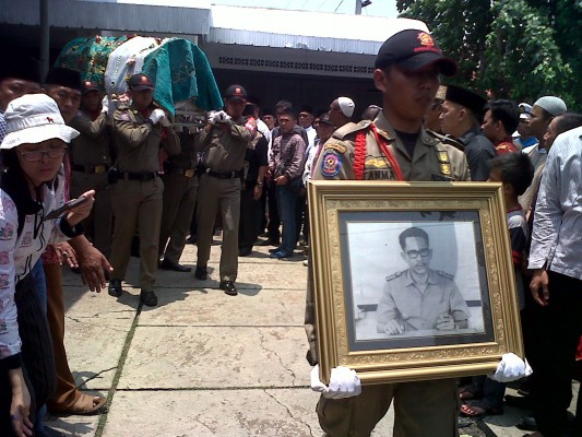 Pj. Wali Kota Bandar Lampung, Sulfakar melepas keberangkatan jenazah H. Thabranie Daud. | Widya/Jejamo.com