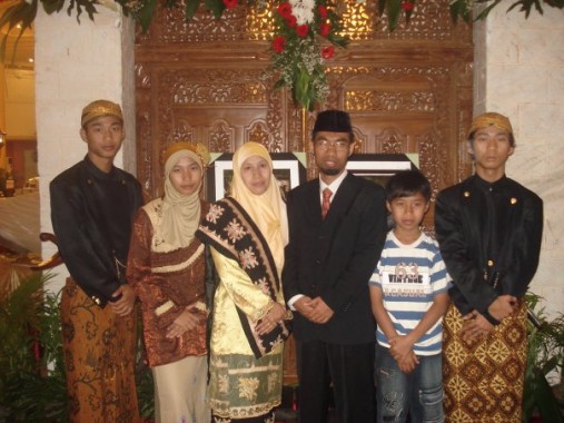 Abdul Hakim bersama istri dan anak-anaknya. | Facebook 