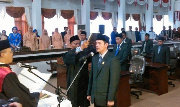 Pengambilan sumpah oleh Fahmi Anwar yang saat ini telah resmi menjabat sebagai Wakil Ketua DPRD Kota Metro | Wahyu/jejamo.com