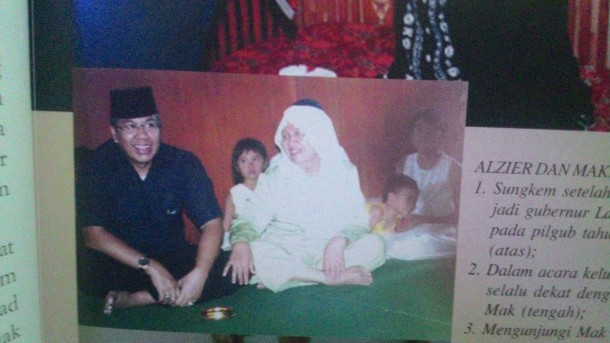 Tokoh politik Lampung Alzier Dianis Thabranie bersama ibunda tercinta Hj Nur Almah semasa hidu. | Repro Buku Setengah Abad Alzier