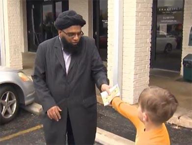 Kisah Haru Bocah 7 Tahun, Sumbangkan Tabungannya untuk Masjid yang Dirusak