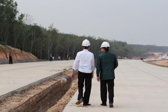 Gubernur Lampung Ridho Ficardo (kanan) mendampingi Presiden Jokowi memantu proses pembangunan Tol Lampung | Gede Setiyana