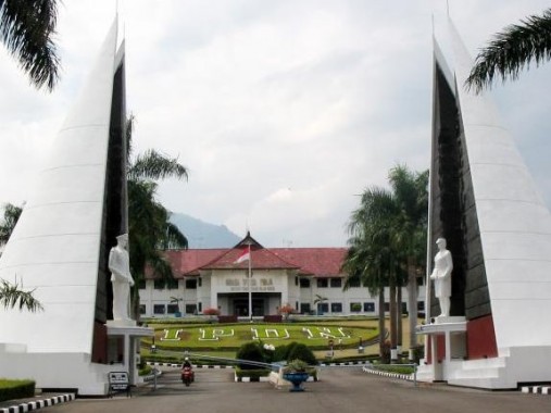 Tobroni-Komarunizar Pertama Datang Debat Kandidat Pilkada Bandar Lampung