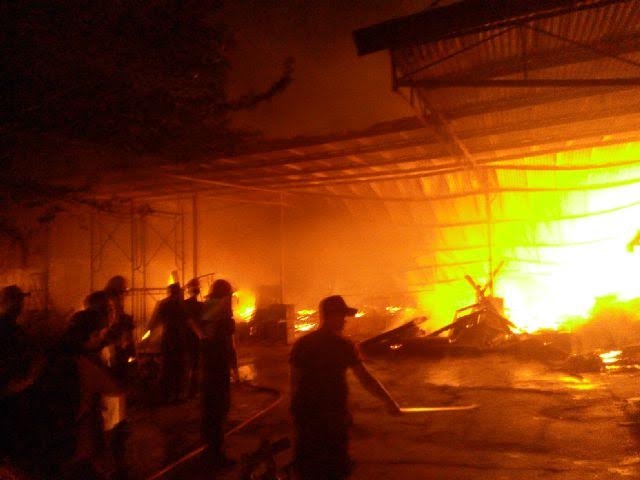 Breaking News: Hingga Pukul 19.45 Kebakaran Gudang Mebel Sukarame Belum Padam