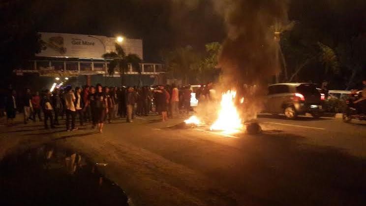 Aksi bakar ban yang dilakukan Kader HMI di Kongres Pekanbaru Riau | ist