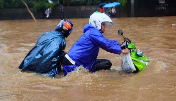 Tips Agar Sepeda Motor Tak Mogok Saat Musim Hujan Datang