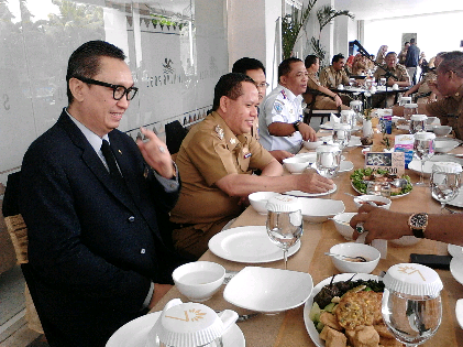  Pj Walikota Bandar Lampung Sulfakar mencoba menu seruit Hotel 7th, Selasa, 24/11/2015 | Sugiono/jejamo.com 