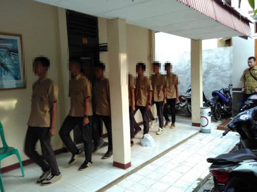 Pelajar asal Natar, Lampung Selatan, yang ditangkap Jumat, 27/11/2015 karena hendak menyerang salah satu sekolah di Bandar Lampung, diberi hukuman baris berbaris | Andi/jejamo.com