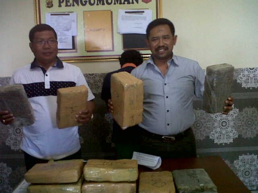 Kapolda Lampung Brigjen Edward Syah Pernong menunjukkan tersangka yang diringkus dalam Operasi Cempaka 2015 | Andi/jejamo.com