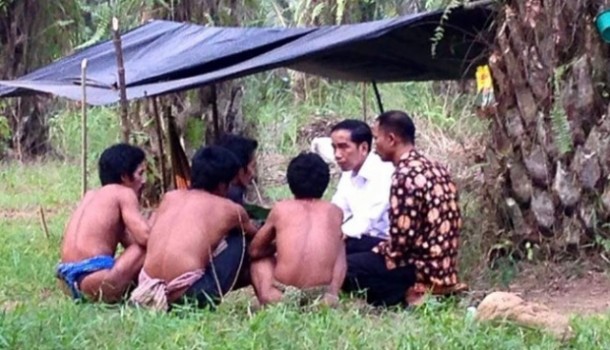 Duduk Seadanya Presiden Jokowi Temui Suku Anak Dalam