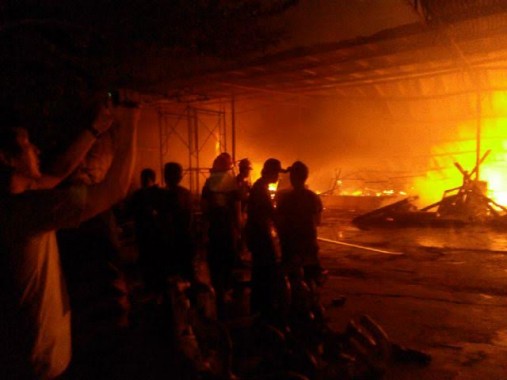 Breaking News: Korsleting Listrik Diduga Picu Kebakaran Gudang Mebel Sukarame Bandar Lampung
