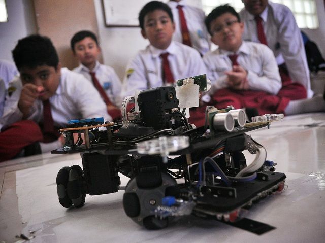 Ratusan Siwa Madrasah Bersaing dalam Festival Robot