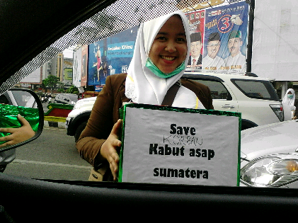 Salah satu mahasiswa Akper Baitul Hikmah melakukan penggalangan dana untuk orban kabut asap Sumatera. | Sugiono/Jejamo.com