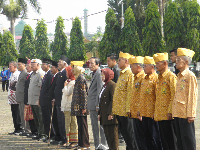 Sebanyak 16 tokoh Lampung terima penghargaan dan gelar pahlawan dari Pemprov dalam peringatan Hari Pahlawan, Selasa 10/11/2015. | Sugiono/Jejamo.com
