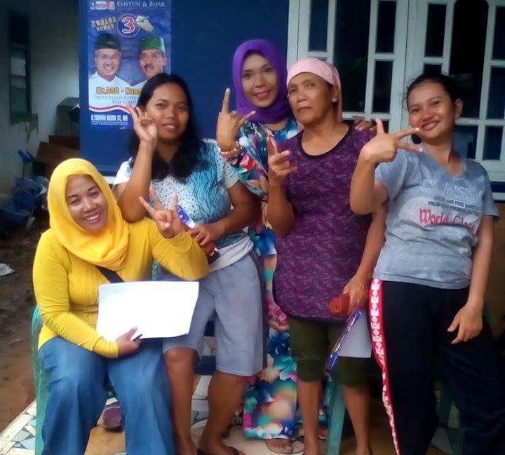 Relawan Hi. Tobroni Harun - Komarunizar (Broniz) mengacungkan salan tiga jari bersama warga Kelurahan Gedong Air, Tanjungkarang Barat. | Ist.