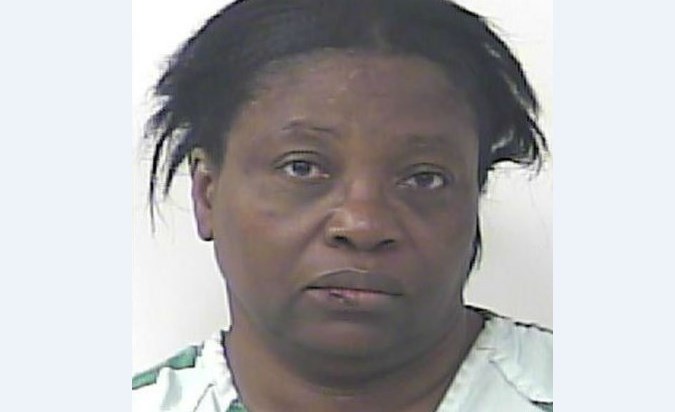 Dawn Meikle digelandang polisi Florida Amerika Serikat usai menyerang suaminya lantaran kentut. | fox2now.com
