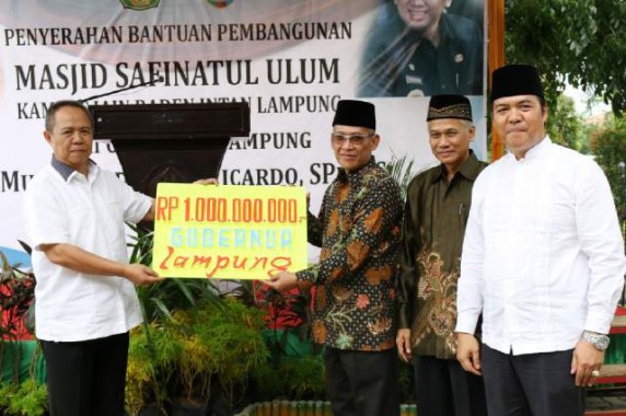 Pemprov Lampung Sumbang 1 Miliar untuk Masjid IAIN Radin Intan