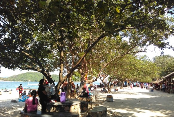 Malam Tahun Baru, Pantai Mutun Lampung Dipadati Pengunjung