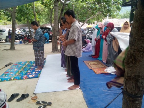 Pengunjung Pantai Pasir Putih Lampung Selatan Salat Zuhur Berjemaah