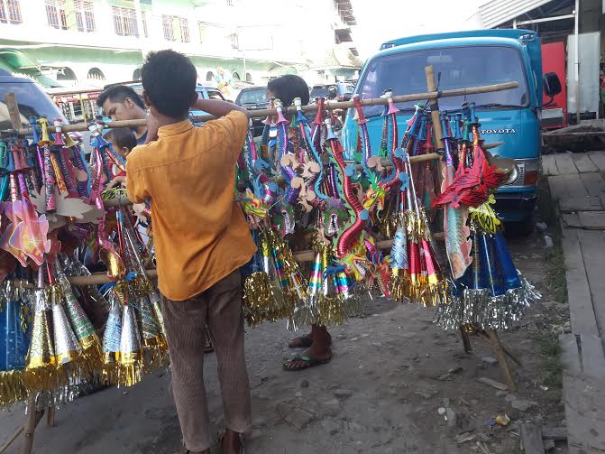 Jelang Tahun Baru 2016 Pedagang Terompet Ramai di Pringsewu