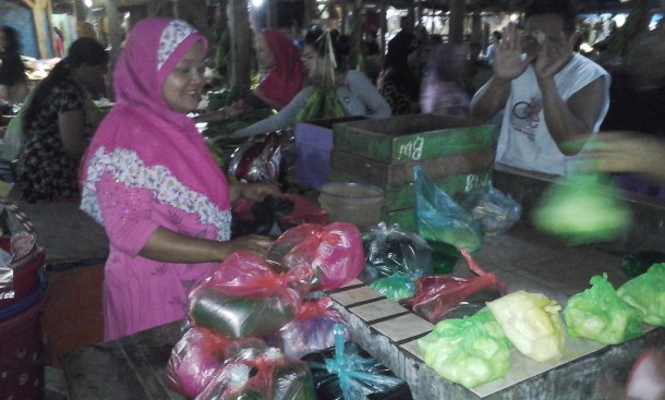 Rokayah, penjual cendol di Lampung Timur, ingin anaknya menjadi sarjana. Foto dibidik beberapa waktu lalu. | Lia Anjarwati/Jejamo.com