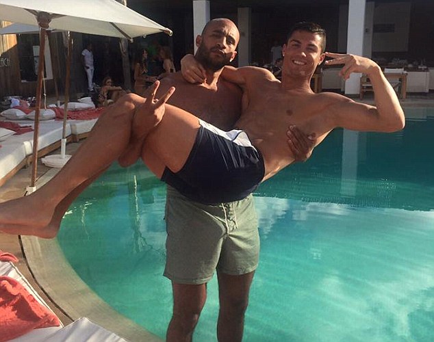 Ronaldo Diisukan Gay karena Foto Ini