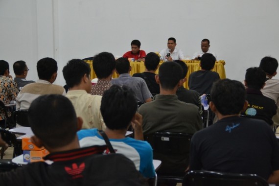 Ketua DPD PKS Bandar Lampung Aep Saripudin (tengah) saat membekali saksi PKS untuk pasangan Herman HN-Yusf Kohar, Minggu malam lalu, 6/1/2/2015, di aula GSG DPW PKS Lampung. | ist 