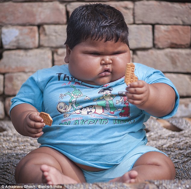 Usinya baru 18 bulan, tapi bobot Aliya Saleem, bayi asal India ini mencapai 24 kg. | dailymail.co.uk
