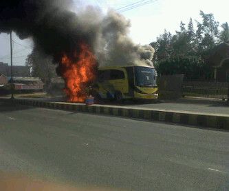 Breaking News: Bus Pariwisata Terbakar di Jalan Pramuka Bandar Lampung