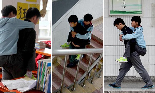 Xie Xu pelajar di China menggendong temannya antar jemput ke sekolah. | dailymail.com