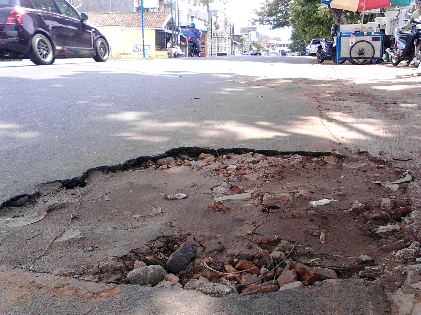 Salah satu kerusakan jalan di Bandar Lampung yang disebabkan penggalian pipa PDAM. | Sugiono/Jejamo.com  