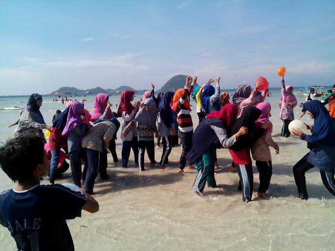 Libur Sekolah, Pantai Pasir Putih Lampung Selatan Dipadati Pengunjung