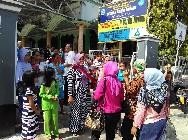 Penumpang bus nahas yang terbakar di Pramuka Bandar Lampung, dievakuasi ke Masjid Baitul Jannah Pramuka. | Andi/Jejamo.com