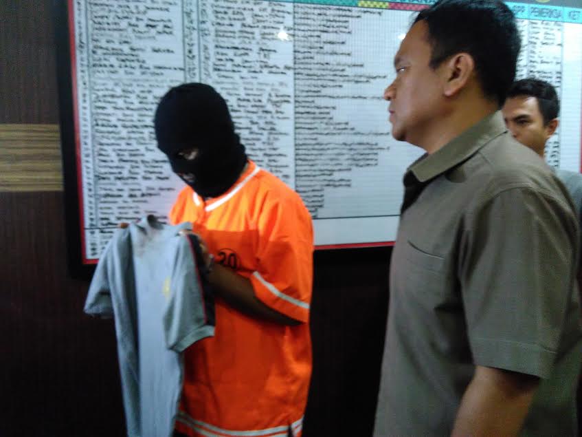 Syaiful, tersangka polisi gadungan saat digelandang di Polresta Bandar Lampung, Selasa 1/12/2015. | Andi/Jejamo.com