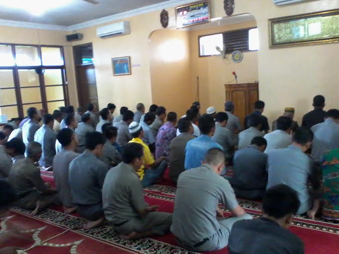 Masjid Al-Hanif Pemkot Bandar Lampung Penuh Pegawai Sholat Berjamaah, Kamis 3/12/2015. | Sigit/Jejamo.com