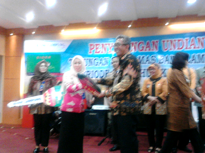 Penyerahan simbolis hadiah bagi pemenang undian sigermas Bank Lampung | Sugiono/jejamo.com