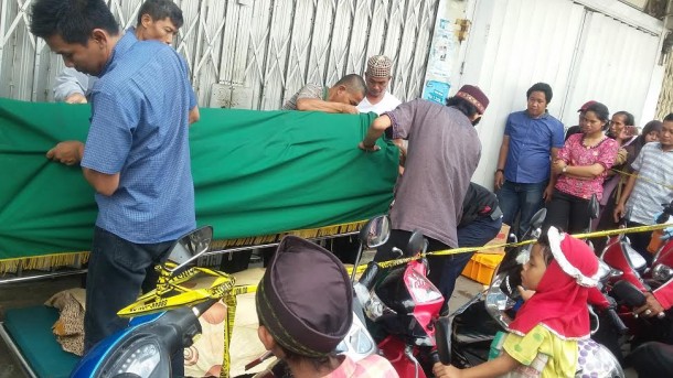 mayat wanita paruh baya yang ditemukan di depan toko beras, Jaya Indah, Pasar Bambu Kuning, Jumat siang, 8/1/2015 | Tama/jejamo.com
