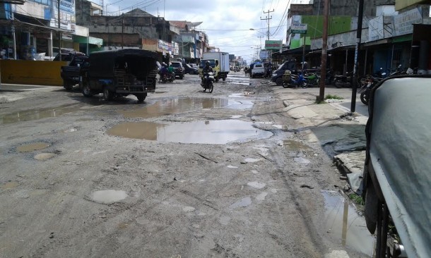 Jalan Raya Merapi Lampung Tengah Dipenuhi Lubang Lebar dan Dalam