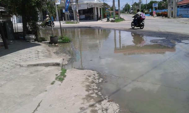 Jalan Raya di Kampung Karang Endah, Kecamatan Bandar Jaya, Kabupaten Lampung Tengah menyerupai kubangan air | Adrian/jejamo.com