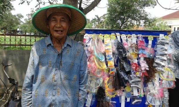 Busran, Penjual Aksesoris Belakang Kampus IAIN Raden Intan Lampung